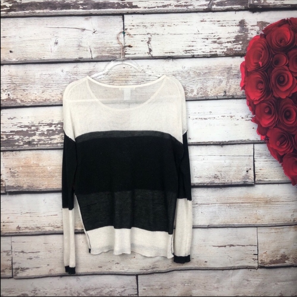 Design History color block white black sweater